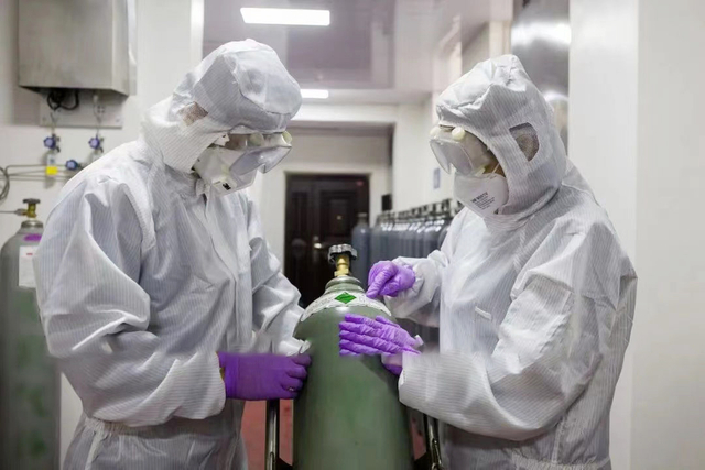 The role of neon in the semiconductor chip manufacturing process